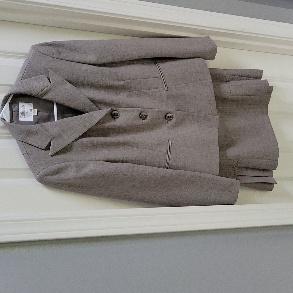Like-new Size 8 Collections for Le Suit Linen Blend Gray Pleated Skirt Suit Set